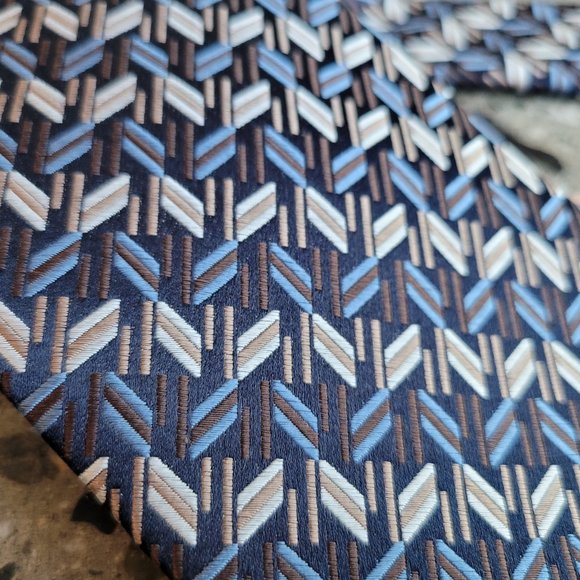 3/$20 - Geoffrey Beene 100% silk tie - Picture 2 of 3